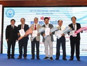 Bệnh viện Vũng Tàu tổ chức Hội nghị Khoa học kỹ thuật năm 2023: PGS, TS, BS Lê Hành làm chủ tọa đoàn.