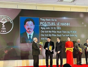 P.GS, TS, BS Lê Hành vinh dự nhận danh hiệu Trí Thức Tiêu Biểu do Tổng hội Y học Việt Nam phong tặng.
