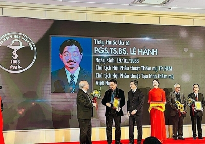 P.GS, TS, BS Lê Hành vinh dự nhận danh hiệu Trí Thức Tiêu Biểu do Tổng hội Y học Việt Nam phong tặng.