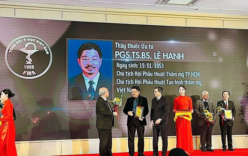 P.GS, TS, BS Lê Hành vinh dự nhận danh hiệu Trí Thức Tiêu Biểu do Tổng hội Y học Việt Nam phong tặng.