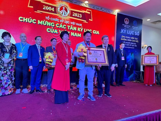 PGS, TS, BS Lê Hành Tham dự hội ngộ Kỷ Lục Gia Việt Nam lần thứ 52 và kỷ niệm 10 năm thành lập Trung ương hội Kỷ Lục Gia Việt Nam